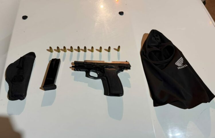 Un hombre de 45 años fue detenido en barrio Villa 9 de Julio, en Córdoba, durante un control policial. En el Jeep Renegade en el que circulaba, los efectivos encontraron una pistola 9 milímetros, municiones, una pistolera y un pasamontañas.
