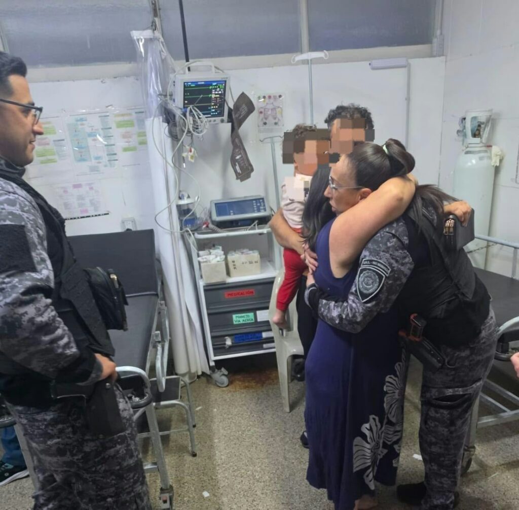 Policías asistieron a un bebé de un año con dificultades respiratorias Policías asistieron a un bebé de un año con dificultades respiratorias