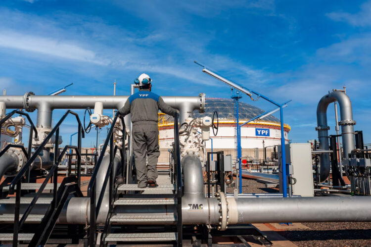 YPF proyecta ganancias récord para este año y avanza con la inversión en GNL YPF busca expandir la producción y las ventas al exterior.