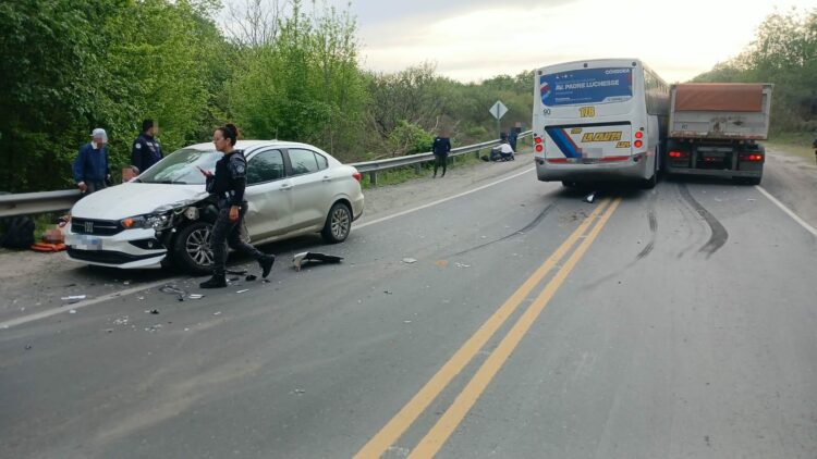 Accidente en la Ruta E-55: un auto fue embestido por un colectivo y hubo dos heridos Participaron un colectivo, un camión y un automóvil.