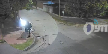 El hombre fue detenido tras ingresar a una alcantarilla en barrio Villa Argentina.
