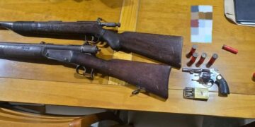Operativo en zona rural: cuatro hombres detenidos y secuestro de armas, dinero y celulares Parte del armamento incautado en el operativo policial en zona rural.