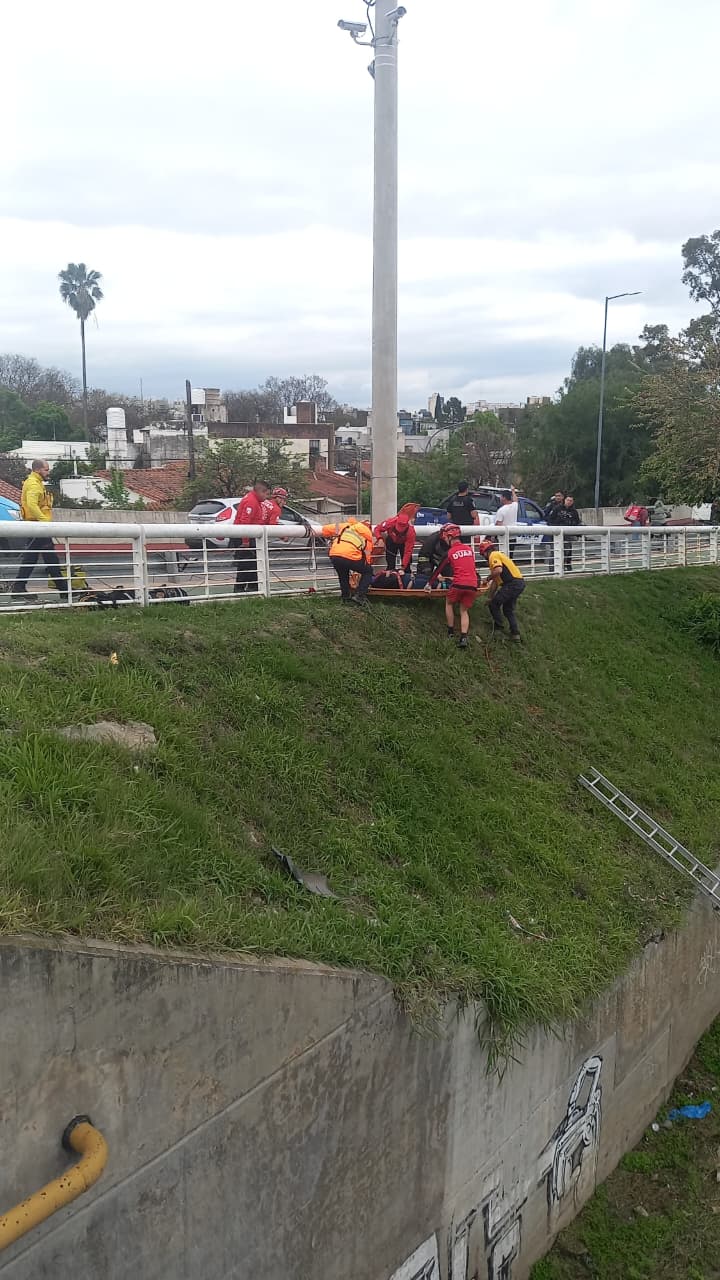 Cayó con su auto desde el Puente Dorrego y terminó hospitalizada Cayó con su auto desde el Puente Dorrego y terminó hospitalizada