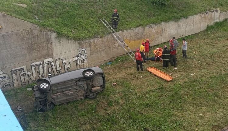 Cayó con su auto desde el Puente Dorrego y terminó hospitalizada El siniestro ocurrió este sábado por la tarde en barrio Juniors.