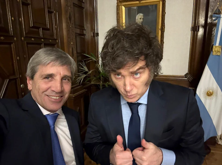 El Gobierno reglamentó la Ley de Inocencia Fiscal y simplificó el acceso al régimen Caputo y Milei apuestan a que la Ley de Inocencia Fiscal ayude a reactivar la economía con la circulación de ahorros “del colchón”.