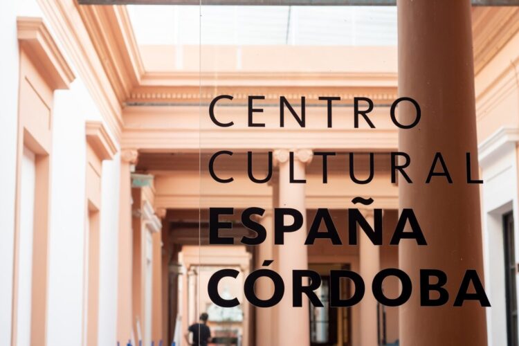 El Festival es organizado por la Unidad de Programas de Promoción Científica y Tecnológica de la Secretaría de Educación de la Municipalidad de Córdoba, junto a la Facultad de Ciencias de la Comunicación y la Facultad de Artes de la Universidad Nacional de Córdoba.