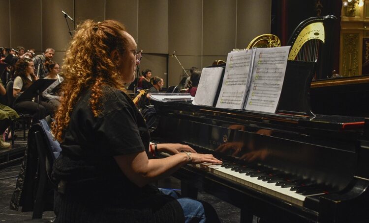 Laura Mangalaviti, en piano, forma parte del ensamble de músicos invitados que interpretará la obra de Charly García junto a la orquesta y el coro en el Teatro del Libertador. Foto: Prensa.