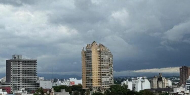 Córdoba tendrá este domingo una jornada fresca y parcialmente nublada, con temperaturas entre los 12°C y los 20°C. El viento soplará del sur y el este, con intensidad moderada durante gran parte del día.