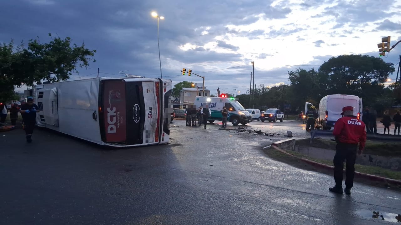 Un colectivo volcó tras chocar con una trafic en Córdoba
