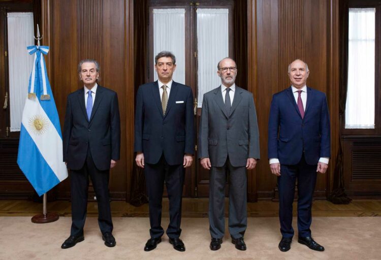 La disputa por la Ley de Tierras expuso las diferencias internas en la Corte Suprema La disputa por la Ley de Tierras dejó al descubierto las diferencias internas en la Corte Suprema, con fallos contrapuestos sobre las restricciones a la compra de campos por extranjeros y un nuevo cruce entre los jueces por los criterios jurídicos aplicados.