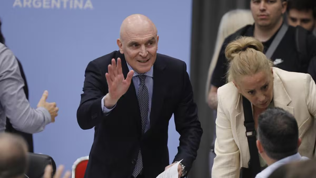 La Justicia congeló bienes de Espert por $1.000 millones y le prohibió salir del país La Justicia congeló bienes de Espert por $1.000 millones y le prohibió salir del país
