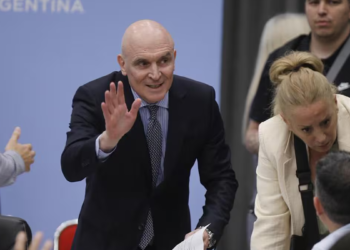 La Justicia congeló bienes de Espert por $1.000 millones y le prohibió salir del país La Justicia congeló bienes de Espert por $1.000 millones y le prohibió salir del país