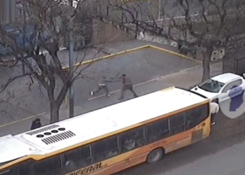 Detuvieron a dos hombres por agredir a un conductor que se negó a pagar estacionamiento