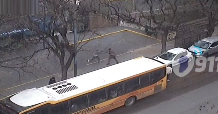 Detuvieron a dos hombres por agredir a un conductor que se negó a pagar estacionamiento Detuvieron a dos hombres por agredir a un conductor que se negó a pagar estacionamiento