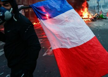 Francia restringe las protestas tras los disturbios y autoriza solo marchas sindicales Francia restringe las protestas tras los disturbios y autoriza solo marchas sindicales