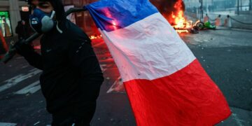 Francia restringe las protestas tras los disturbios y autoriza solo marchas sindicales Francia restringe las protestas tras los disturbios y autoriza solo marchas sindicales