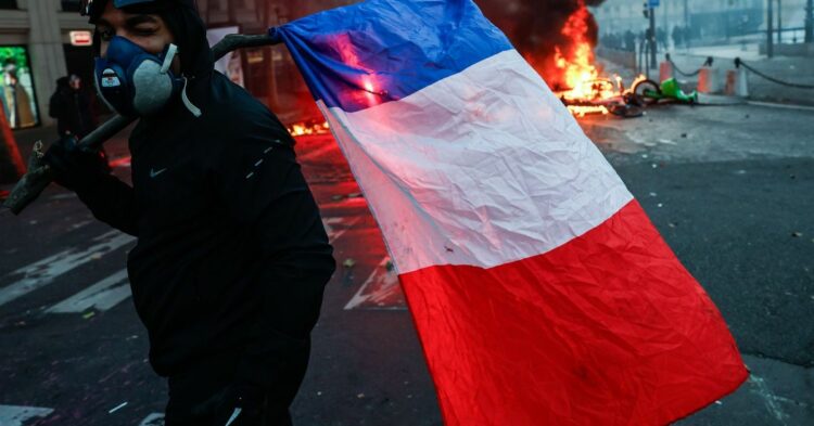 Francia endureció las restricciones a las manifestaciones tras los disturbios del 17 de octubre. Emmanuel Macron anunció nuevas medidas de seguridad y París autorizó únicamente una marcha sindical para este sábado, mientras otras ciudades prohibieron las concentraciones.