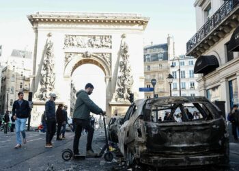 Francia impone toques de queda parciales tras una ola de disturbios
