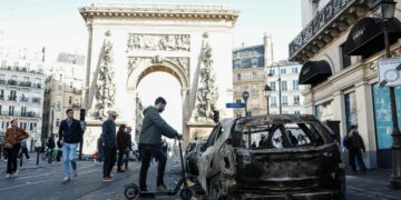 Francia impone toques de queda parciales tras una ola de disturbios