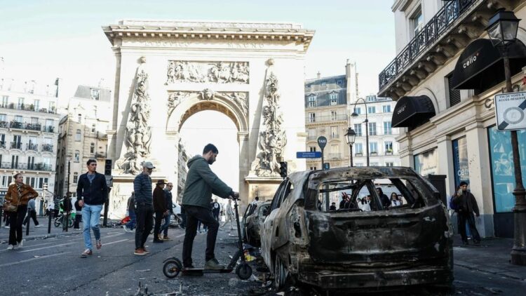 Francia dispuso toques de queda parciales en distintas localidades tras los disturbios durante las protestas contra el aumento del costo de vida. El Gobierno busca frenar nuevos episodios de violencia y saqueos.