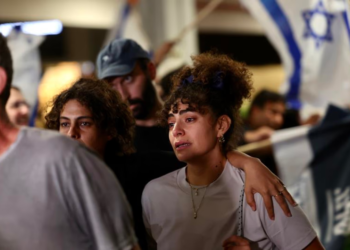 Pasajeros de un vuelo de Flydubai que realizó un aterrizaje de emergencia en Arabia Saudita a su llegada al Aeropuerto Ben Gurión.