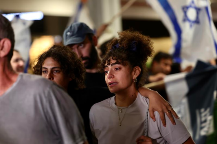 Pasajeros de un vuelo de Flydubai que realizó un aterrizaje de emergencia en Arabia Saudita a su llegada al Aeropuerto Ben Gurión.