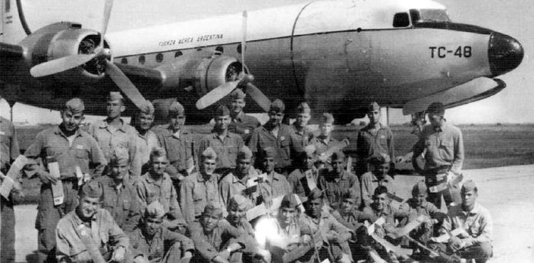 El Palacio Dionisi expondrá archivos sobre el avión TC-48 A bordo viajaban 68 personas: 9 tripulantes, 5 oficiales y 54 cadetes de la Promoción 31 de la Escuela de Aviación Militar de Córdoba, quienes realizaban su viaje final de instrucción. Foto: Prensa.
