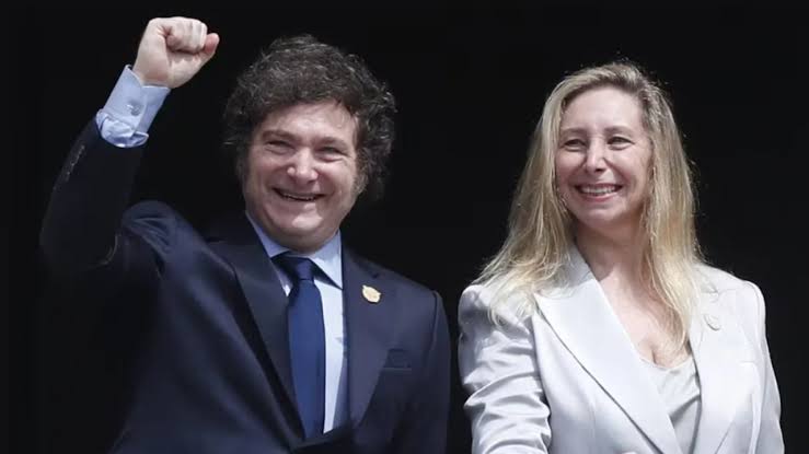La Libertad Avanza tiene 26% de intención de voto, el peronismo 24% y el rechazo a Milei llega al 60% La encuesta de la Universidad de San Andrés ubica a La Libertad Avanza con el 26% de intención de voto para 2027, apenas dos puntos por encima del peronismo, mientras el rechazo a la gestión de Javier Milei alcanza el 60%.
