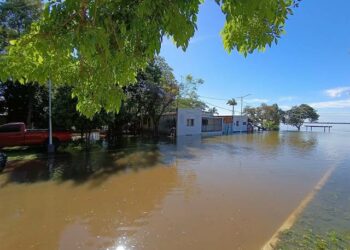 Itatí enfrenta una inundación récord por la crecida del Paraná: hay 300 evacuados y vecinos se movilizan en lanchas