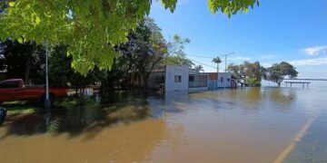 Itatí enfrenta una inundación récord por la crecida del Paraná: hay 300 evacuados y vecinos se movilizan en lanchas