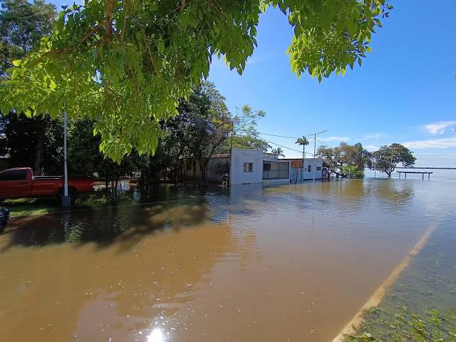 Itatí enfrenta una inundación récord por la crecida del Paraná: hay 300 evacuados y vecinos se movilizan en lanchas La crecida del río Paraná llevó el agua a un récord de 8,24 metros en Itatí, Corrientes, y dejó cerca de 300 evacuados. Los vecinos intentan rescatar sus pertenencias y utilizan botes, lanchas y puentes provisorios para desplazarse por las zonas inundadas.