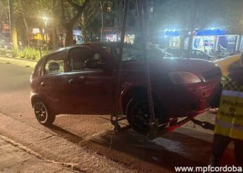 Condenaron al conductor que llevó a un municipal sobre el capot en Córdoba