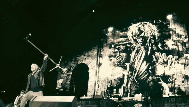 Bruce Dickinson durante uno de los shows de Iron Maiden en Huracán, donde la banda celebró sus 50 años con el Run For Your Lives World Tour. Foto: @gallo_rockpix y Gabriel Sotelo.