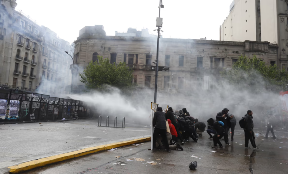 Incidentes y detenidos en la marcha universitaria: el Gobierno presentó una denuncia penal Las fuerzas de seguridad lanzaron gases lacrimógenos en la marcha universitaria.