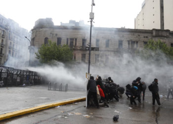 Incidentes y detenidos en la marcha universitaria: el Gobierno presentó una denuncia penal Las fuerzas de seguridad lanzaron gases lacrimógenos en la marcha universitaria.