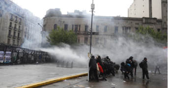 Las fuerzas de seguridad lanzaron gases lacrimógenos en la marcha universitaria.