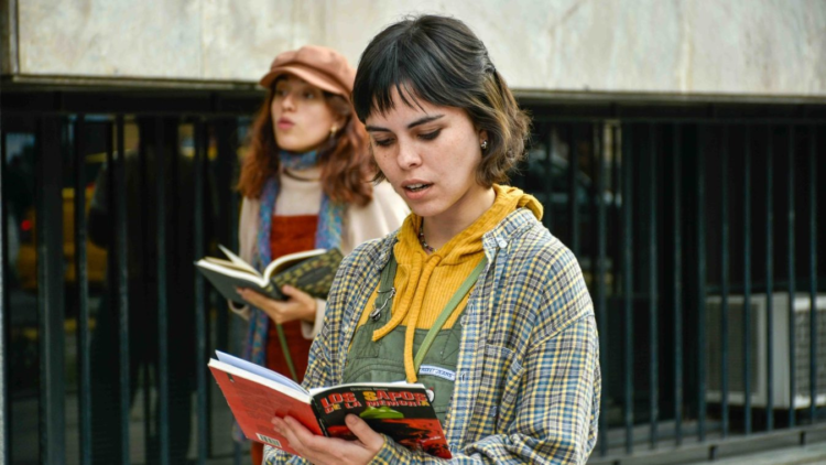 La Biblioteca Provincial de Maestras y Maestros funciona en avenida Costanera Intendente Mestre 55, entre Alvear y avenida Maipú, en la sede del Concejo Deliberante.
