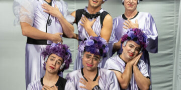 La escena teatral se tiñe de estética pop y contrastes