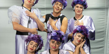 La escena teatral se tiñe de estética pop y contrastes