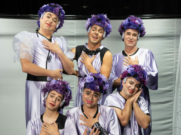 La escena teatral se tiñe de estética pop y contrastes La comedia “Porque soy tu madre” retoma elementos de Modelos de madre para recortar y armar, obra de Hugo Luis Saccoccia estrenada en 2006, para desarrollar una versión libre que celebra los 20 años de MG Teatro.