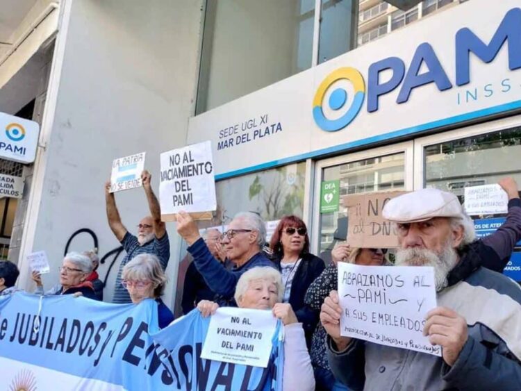 La medida de fuerza por 96 horas paraliza la atención de rutina y la emisión de recetas para los afiliados de PAMI en todo el país.