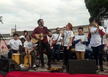 Con vestimenta primaveral y una gran bandera, «Se Me Calló La Tuerca» celebrará sus 10 años