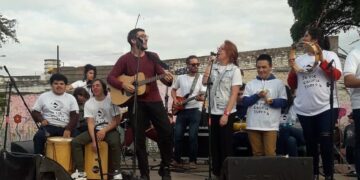 Con vestimenta primaveral y una enorme bandera, «Se Me Calló La Tuerca» celebrará sus 10 años