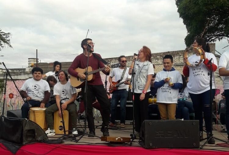 Se Me Calló La Tuerca durante una de sus presentaciones, en un recorrido que a lo largo de estos diez años también pasó por 990 Arte Club, el Centro Cultural Graciela Carena, ferias y otros espacios culturales. Foto: Instagram @semecallolatuerca.